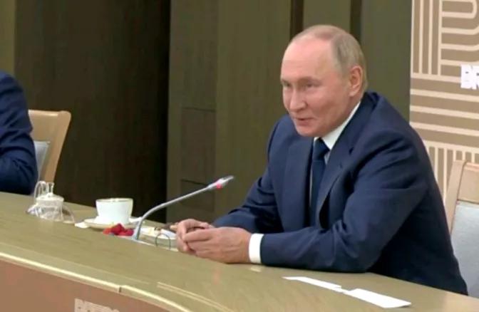 从三蹦子到智能电车，有些国家街上跑的几乎都是中国造。普京大帝竖起大拇指说：“中国