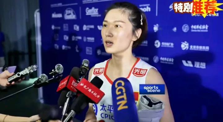 王梦洁还是那么美，赛后接受采访也很轻松，毕竟输一场球说明不了什么，主要是给对手的