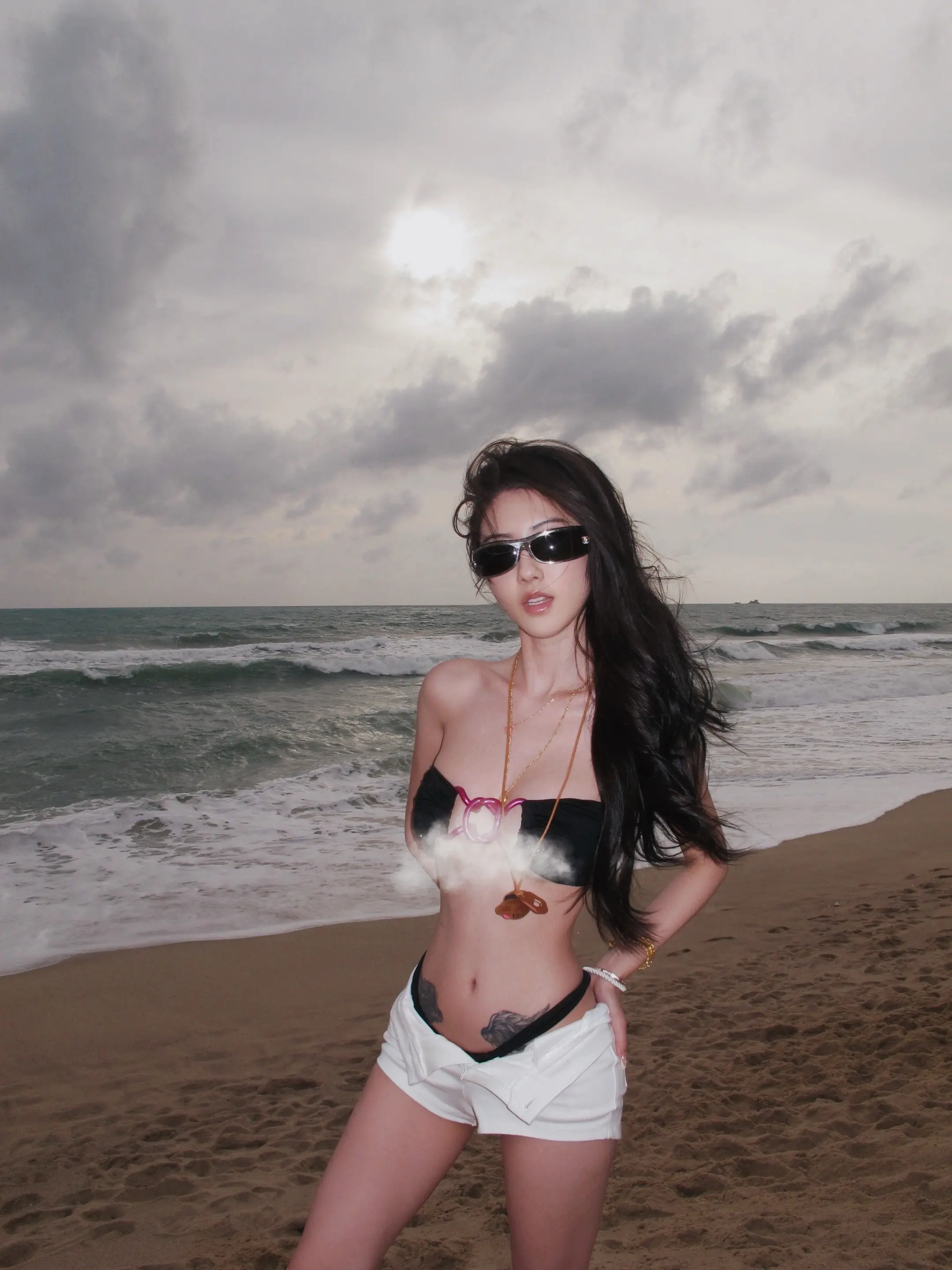 一个穿着超美比基尼却遇到阴天的小女孩。    🏖