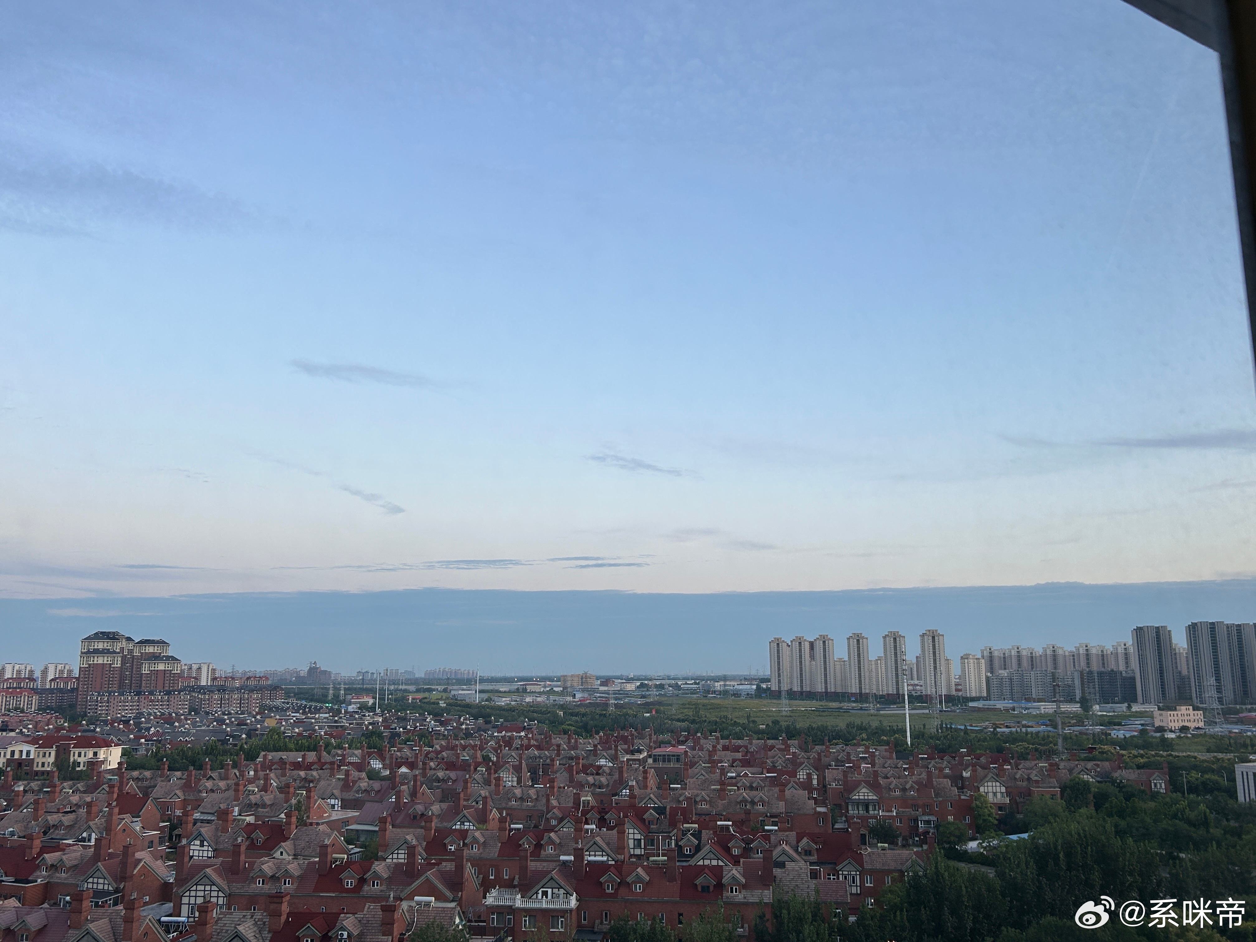 [吃瓜]今天的云好奇怪，好像被刀切了一样，好整齐～ ​​​