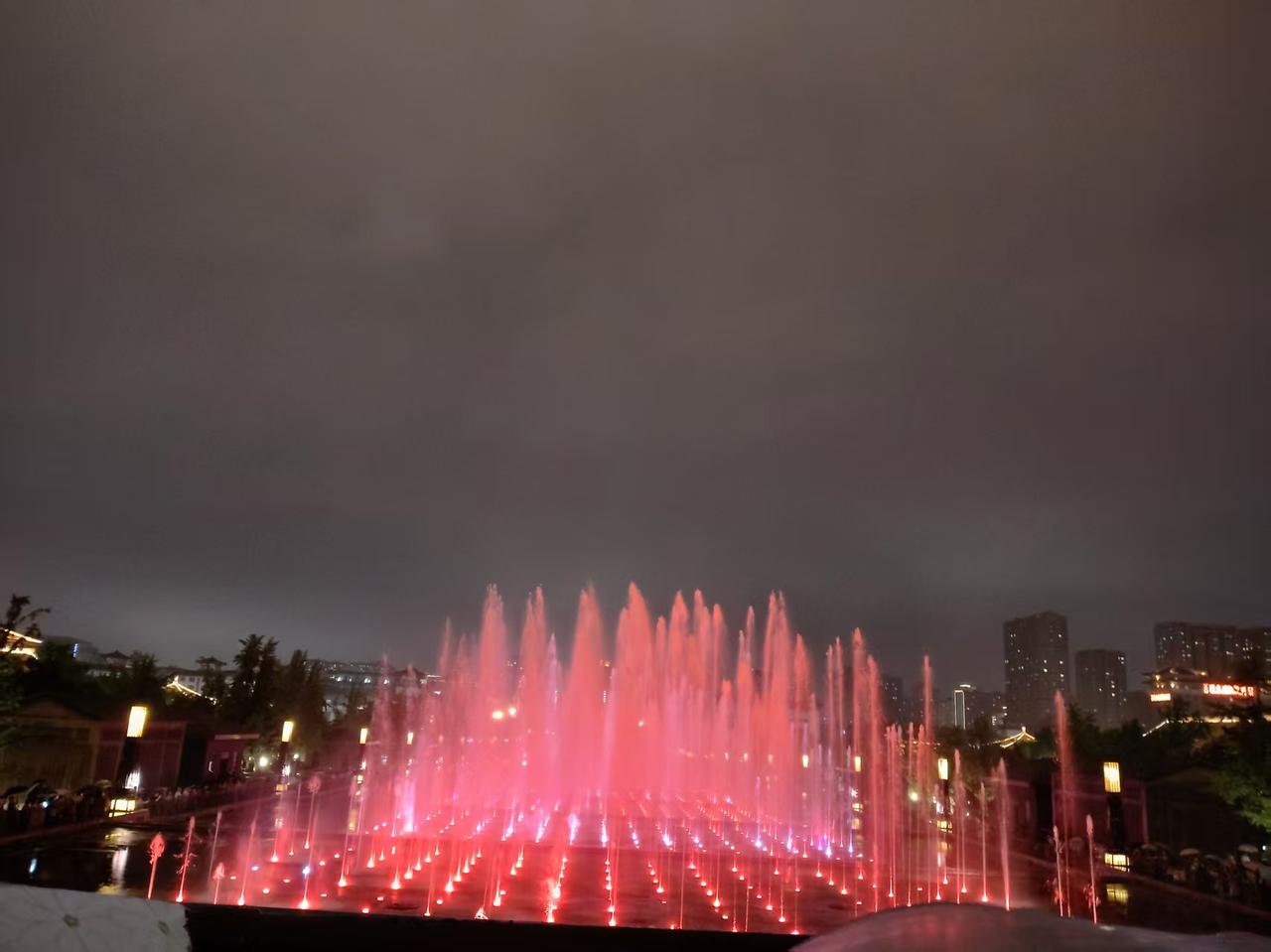 约翰牛:       我说三，你是去参加人家迪拜航空展不是上阵杀敌，你干嘛那么玩