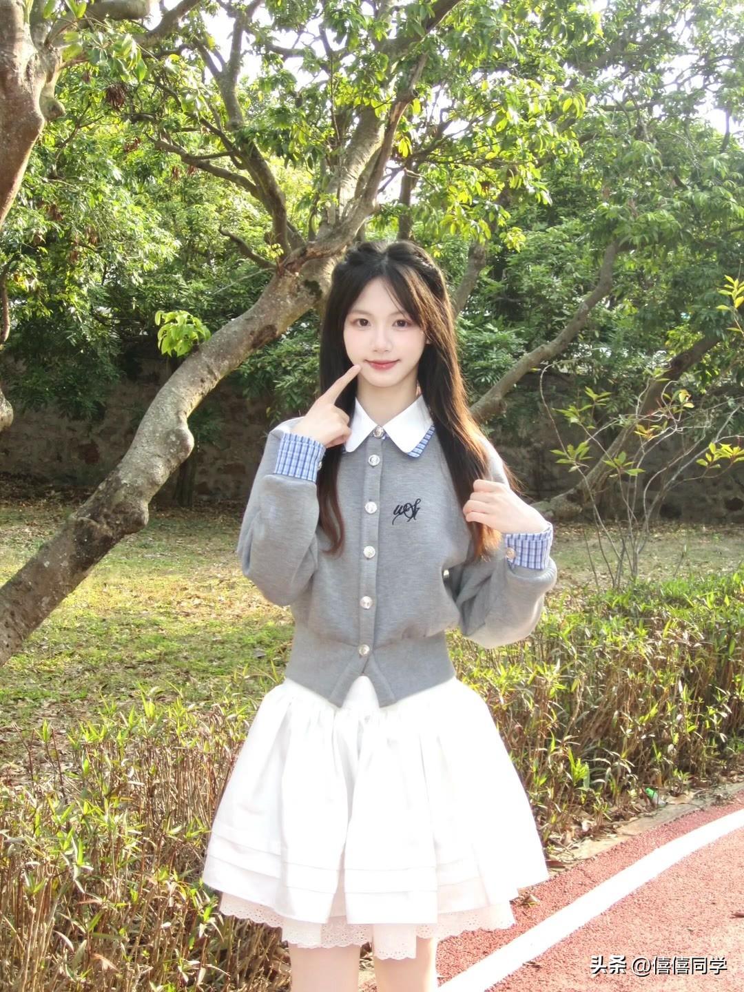 绿树掩映下，少女笑语盈盈，这画面宛如一幅绝美的画卷。想象着少女身着轻盈的裙装，在