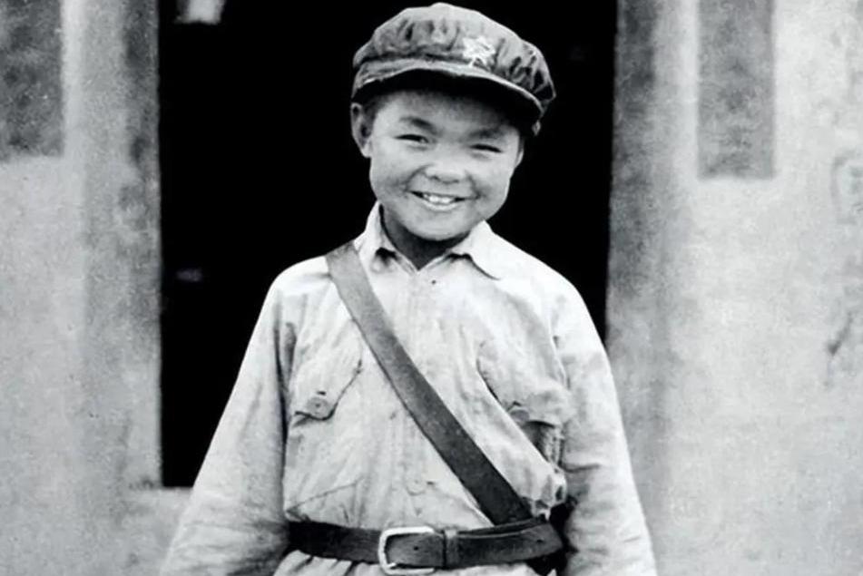 过草地时，队伍里那些小战士让人格外揪心。草地的河流没有固定河道，四处漫流，加上地