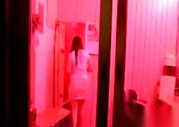 半夜。小包间。孤男寡女关灯10分钟。
两人前脚刚迈出房门，后脚就被蹲守的警察堵个