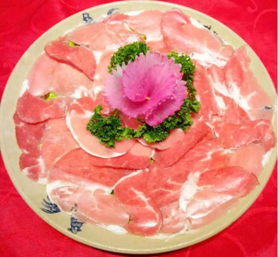火锅店内，女子花108元点了一份鲜羊肉，羊肉被服务员端上桌的时候，看起来高高的，