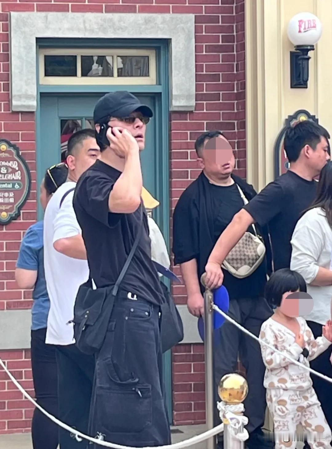 张雨剑带着带着娃儿现身香港迪士尼，吴倩跟在身旁，这是复合了吗？
张雨剑带着棒球帽