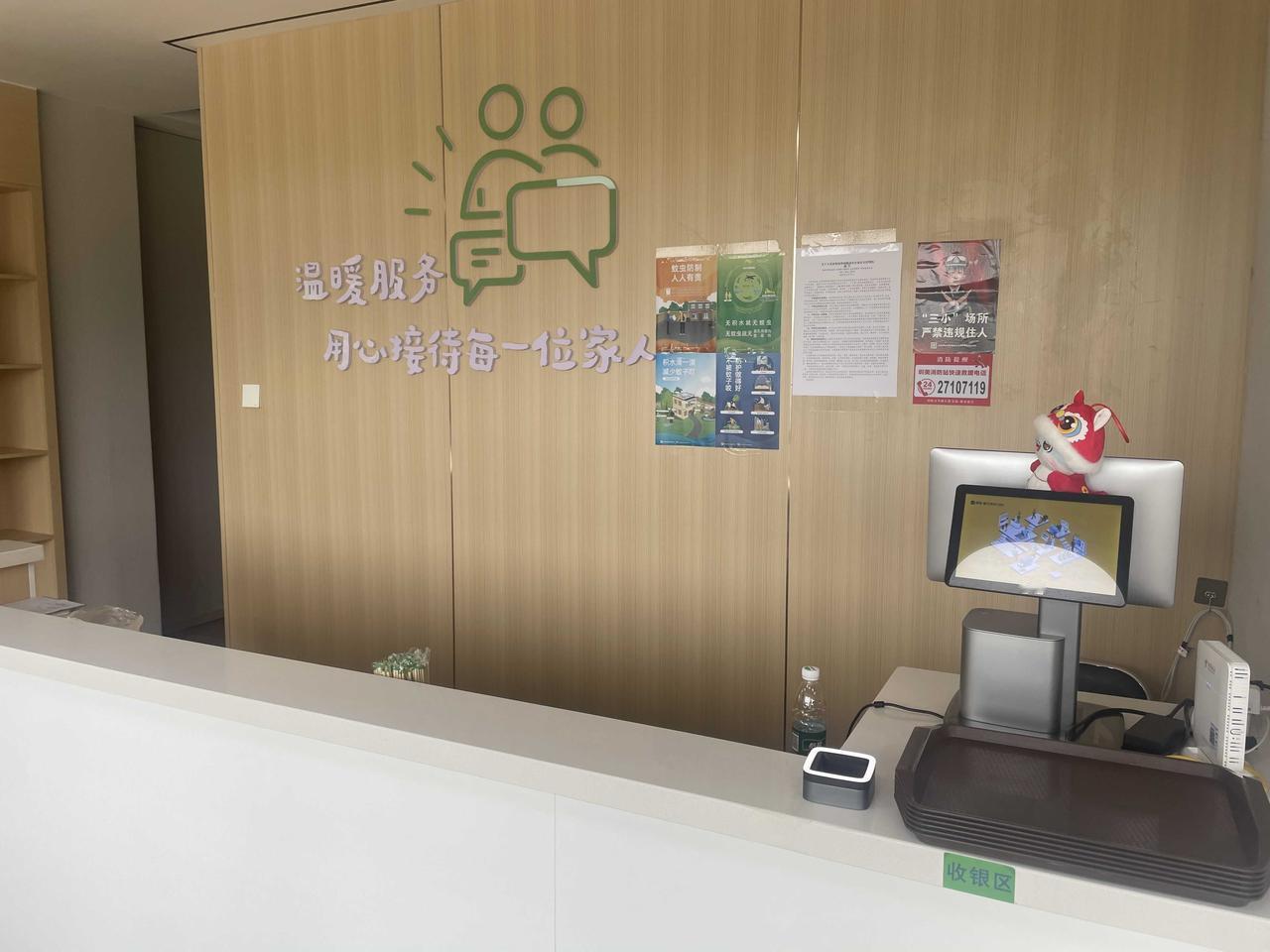 坐标鹏城深圳，最近小区旁边的社区食堂开餐了，中午便去那儿吃了一顿。总共八个菜，去