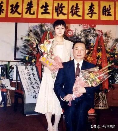 这是1995年，梅葆玖先生收徒李胜素时的合影。当时李胜素29岁，梅葆玖先生61岁