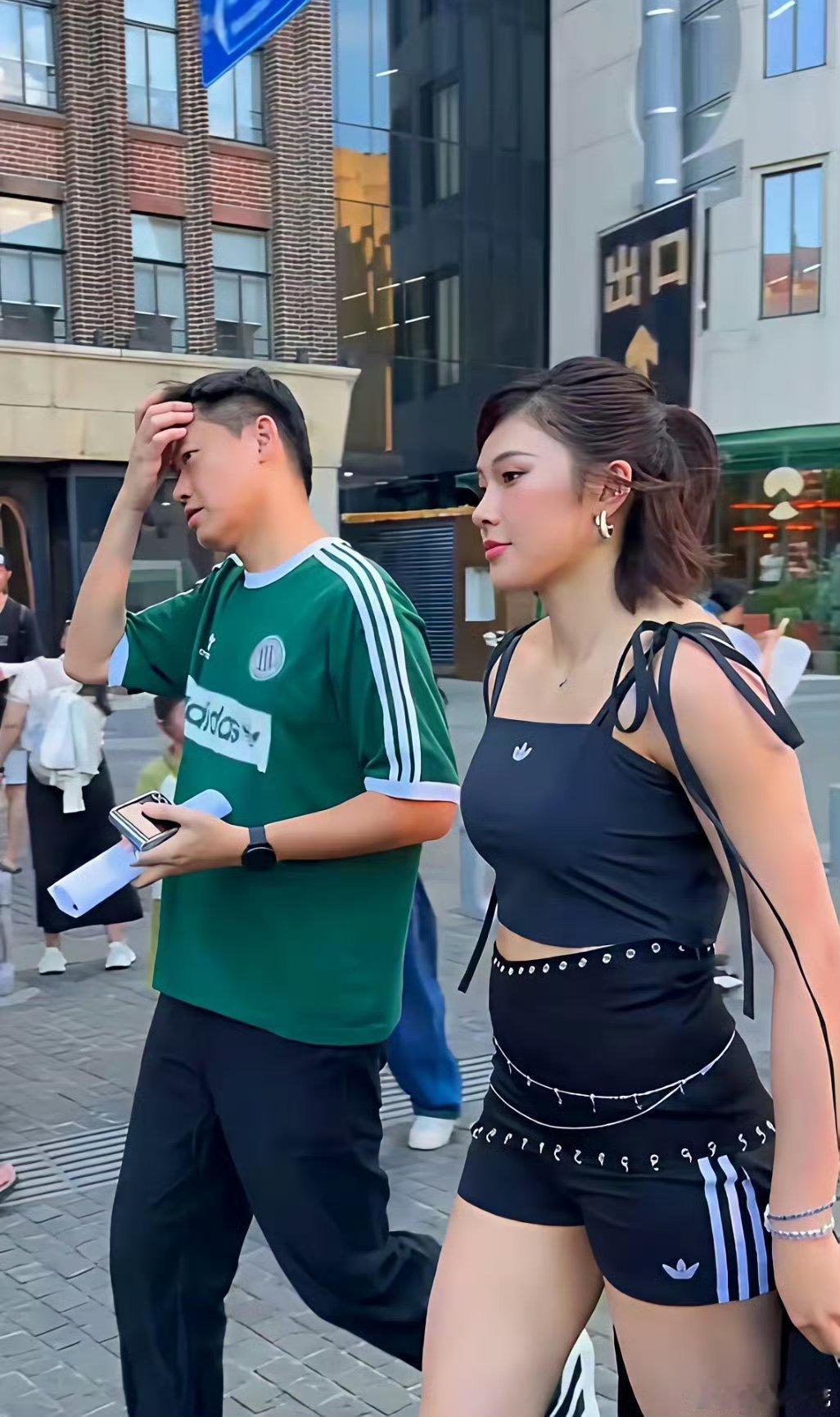 吴艳妮参加品牌活动，这身体太壮实了，透着一种野性美，一般的男生都会被吓跑了吧 ​