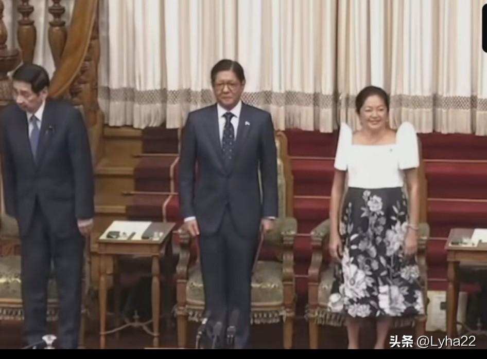 菲律宾第一夫人在日本国会的公开活动上穿的是哈衣服，这身衣服既不好看又不合时宜，可