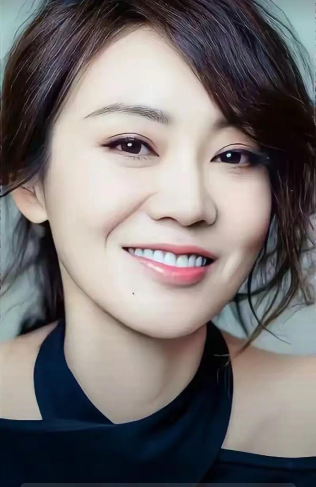 《“风情女人”闫妮：岁月磨砺下的璀璨星光》
 
在娱乐圈的璀璨星河中，闫妮宛如一