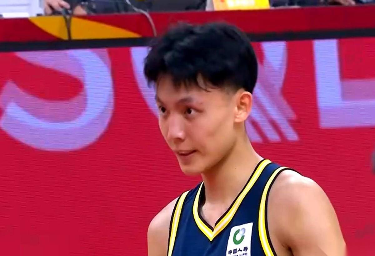 讲个笑话，上海队那个叫怀特塞德的中锋，一个人，就把广东队的内线给拆了。
真的，就