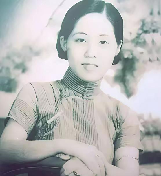 1949年，上海的一场宴会正热闹进行。宋时轮不经意间瞥见一位身姿挺拔的女子，心头