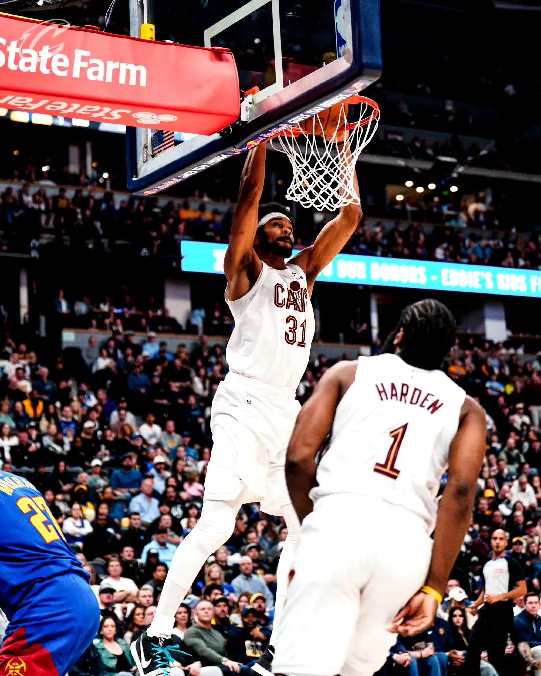 自己数据下降无所谓
打的轻松又能赢球，何乐而不为
哈登固然能提高内线能力，但阿伦