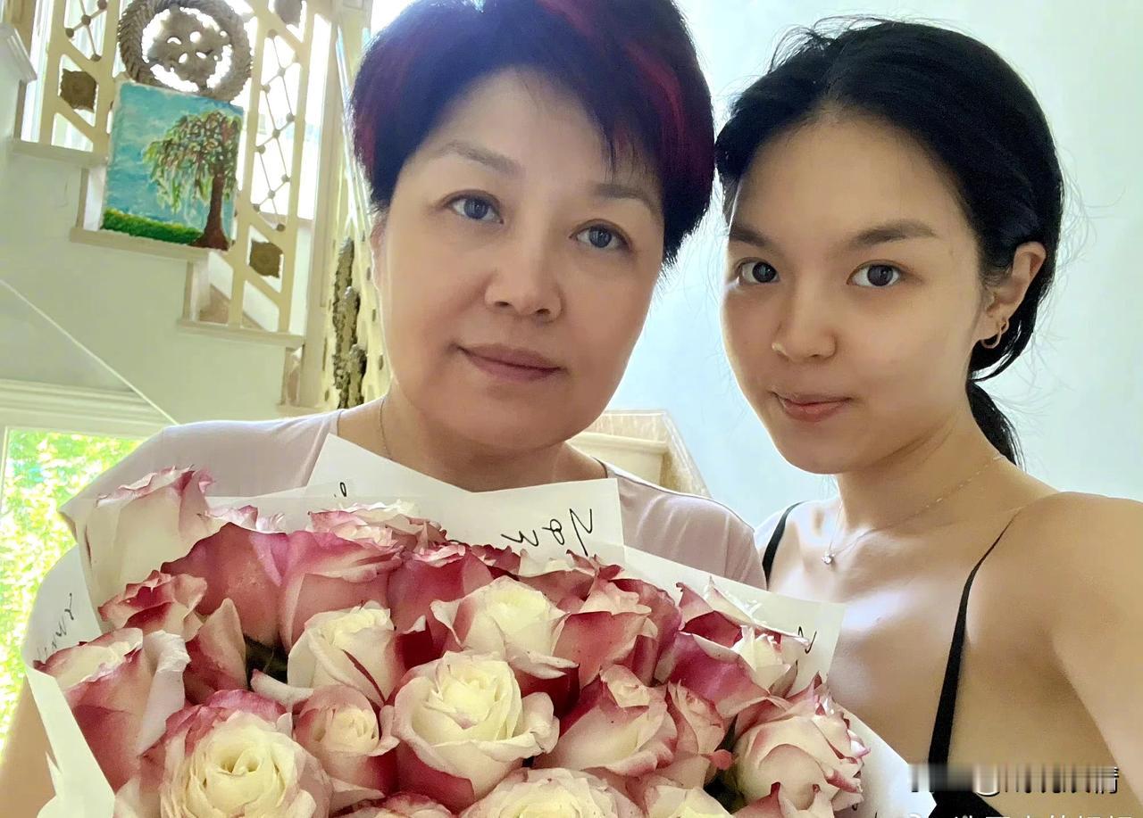 哈文晒母女合影庆祝母亲节！
5月12日，哈文晒出与女儿法图麦的合影庆祝母亲节。照