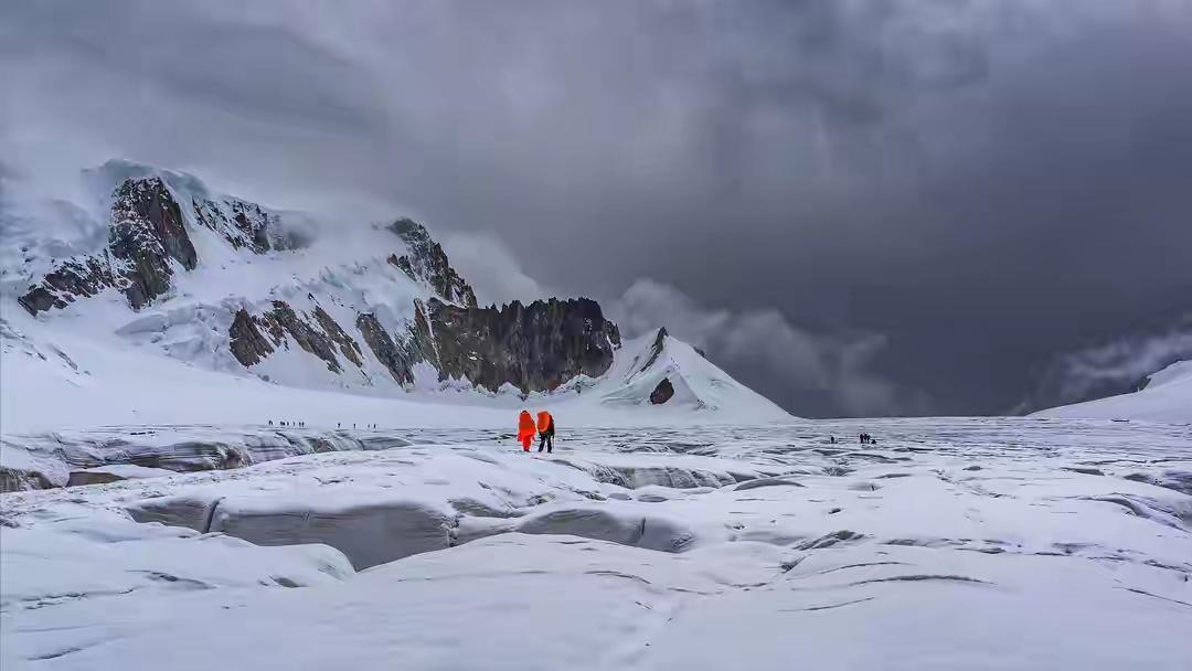 三个睡袋，扁扁地摊在雪地里。拉链开着，里面没有人。

2012年11月，秦岭鳌太