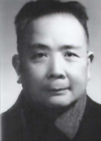 50年代初，新疆迪化监狱里一个戴着镣铐的中年人被临时叫出牢房，他满脸疲惫，以为要
