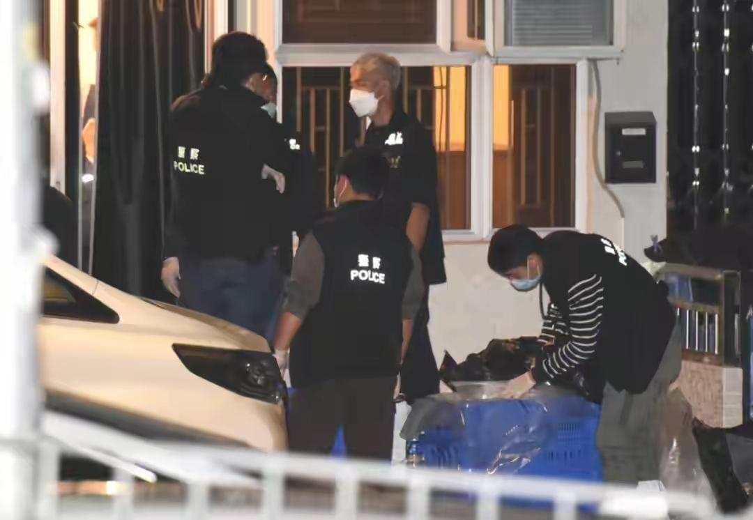 前往邝球在龙尾村出租屋搜证的警员陈伟雄，在法庭上详细还原了案发场景，可谓触目惊心