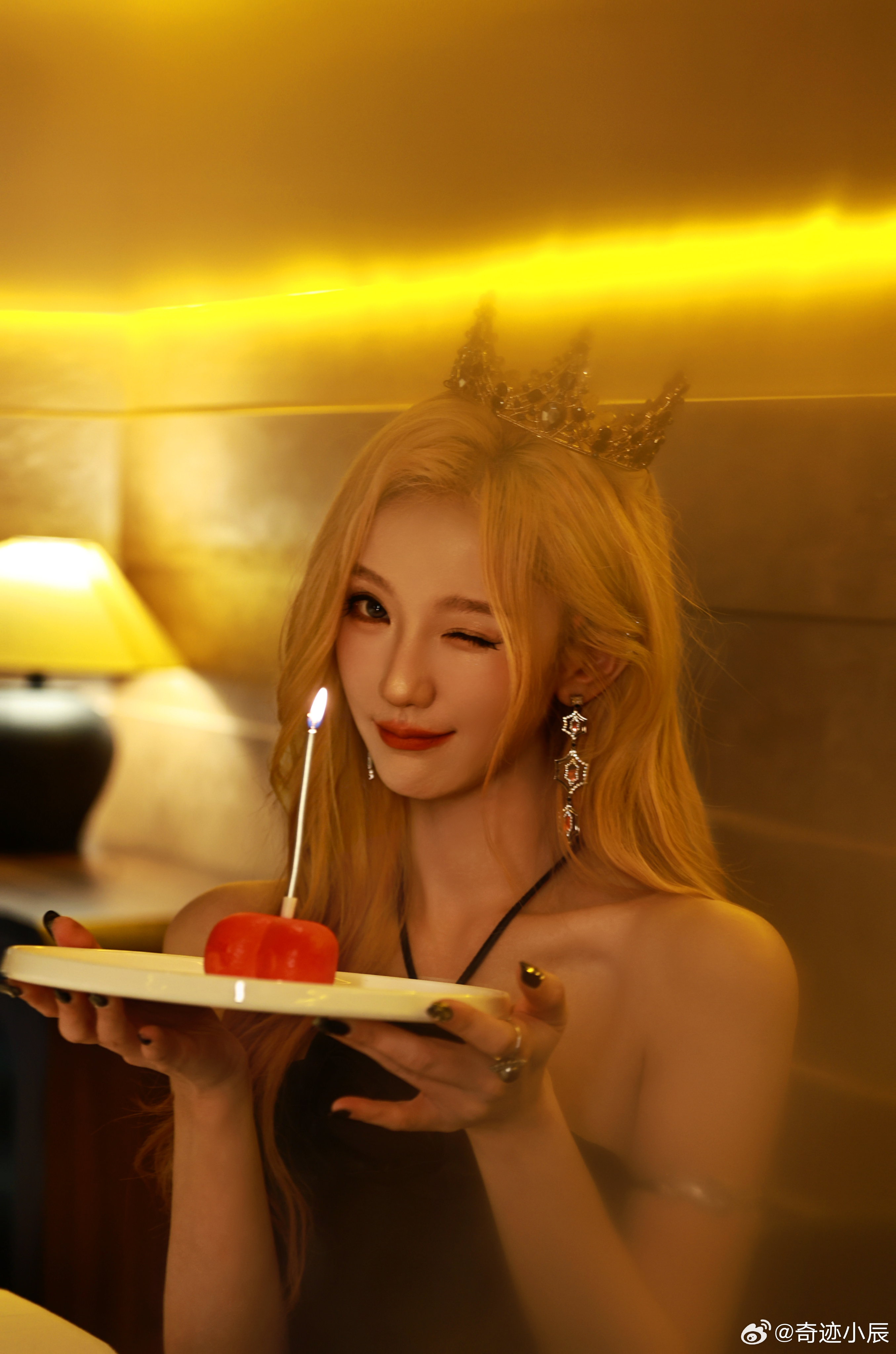 肖燕金发反差感 谁被肖燕生日金发造型狠狠惊艳！温柔甜妹秒变清冷高级脸，气场全开，