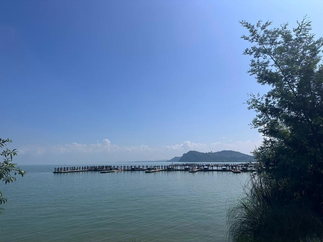 一场半程马拉松，翻越滇池绿道梅家山和长腰山，在古滇公园收尾。图2远处那座山就是梅