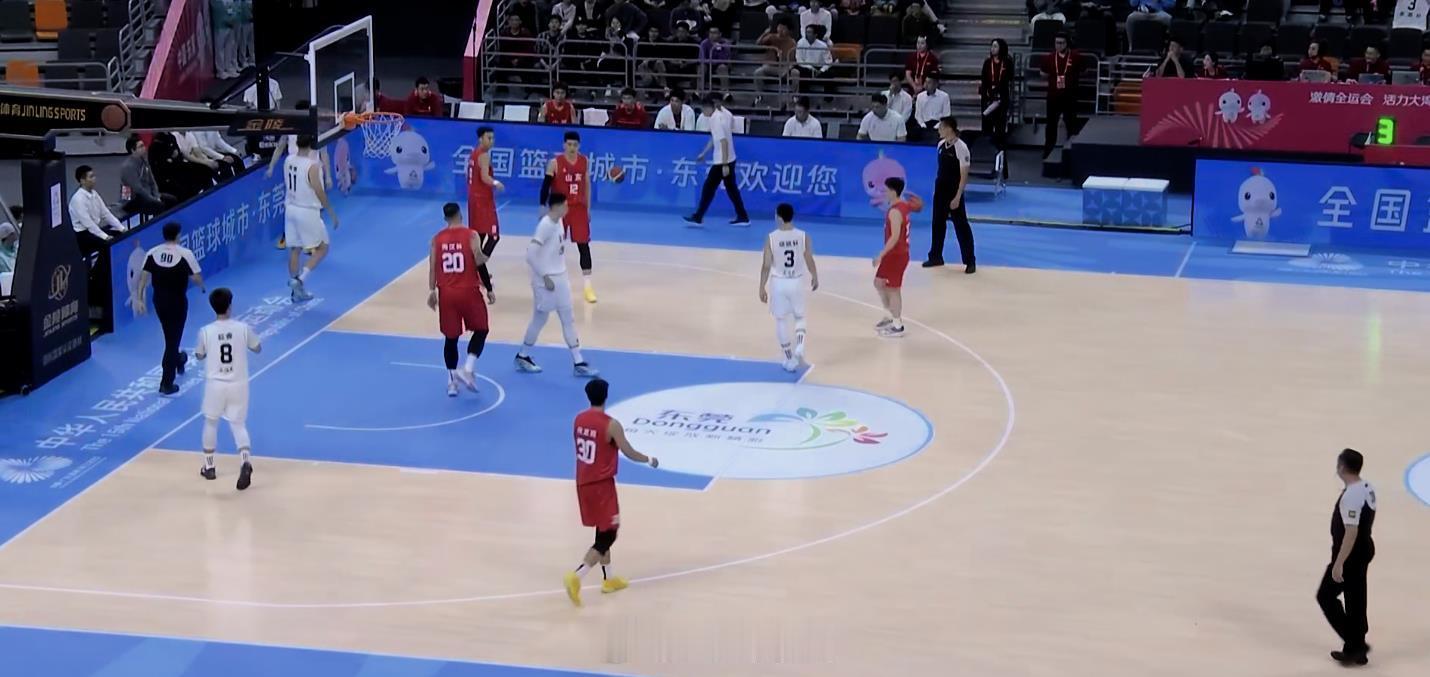 第十五届全运会 广东男篮是三道杠赞助啊，场上三个哈登9：胡明轩、周鹏、沈梓捷！ 