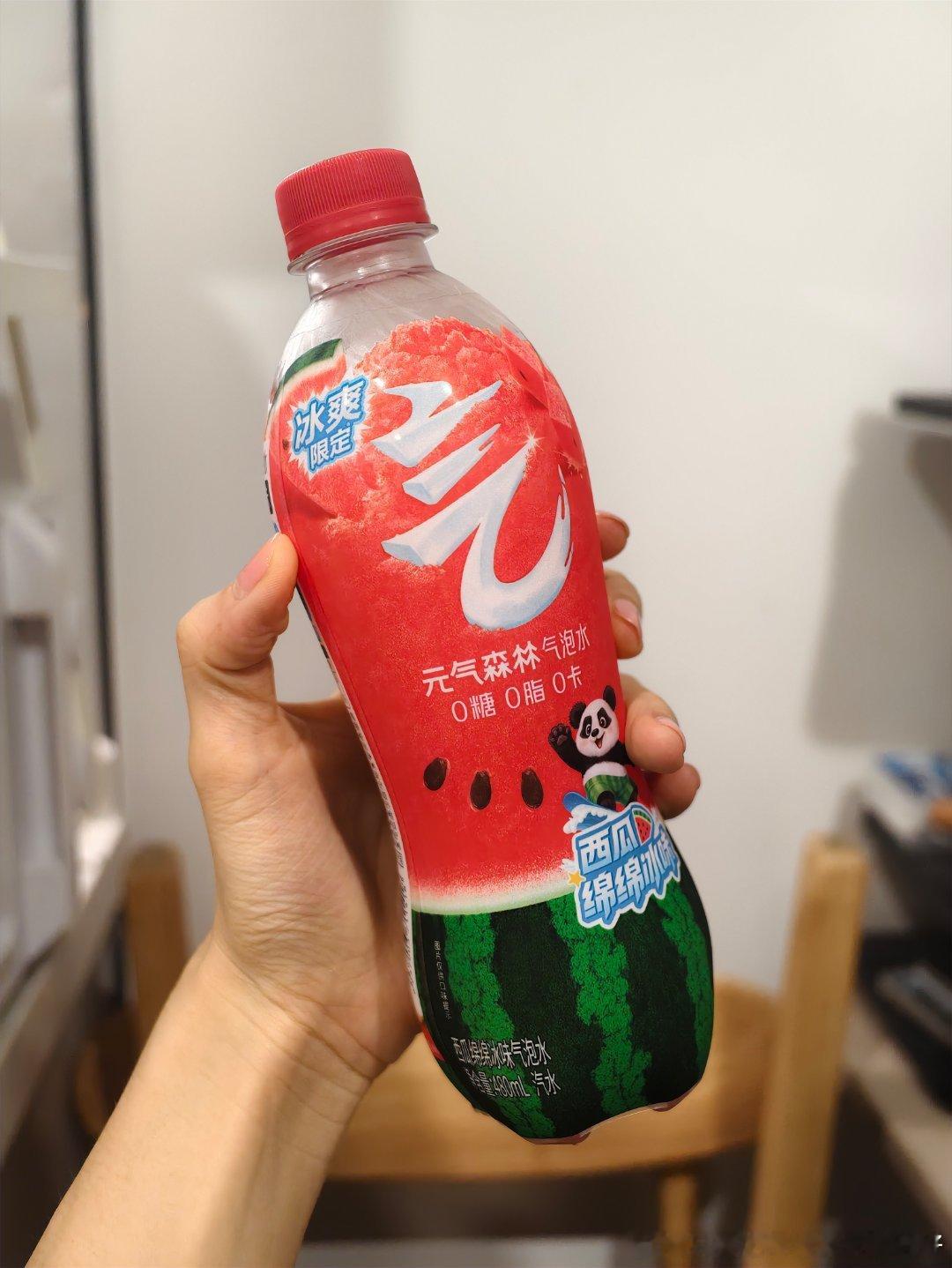 瑞幸新品，有点东西，但不多，整体我觉得还是没有古茗好喝的元气汽水新口味，直接避雷
