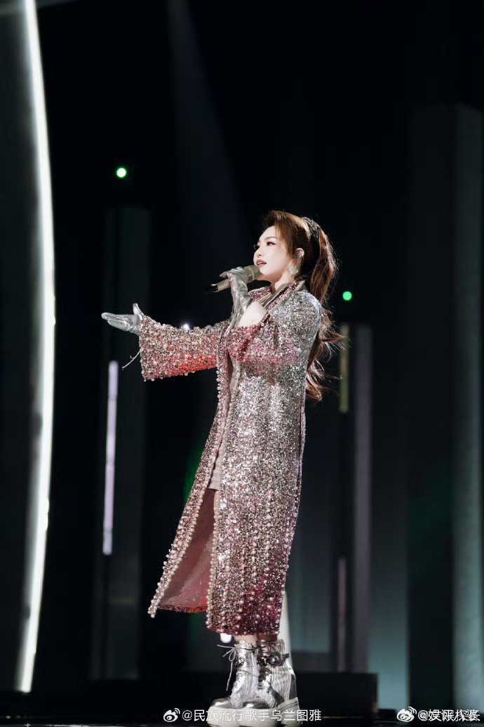 乌兰图雅 半永久嬉皮笑脸都累没了连标志性的半永久嬉皮笑脸都累没了😭乌兰图雅在《