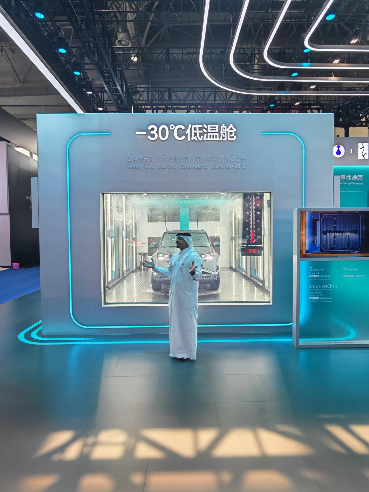 这是一个很好的展具。比亚迪卖到哪个国家，就把这样的展具摆过去就可以了。

就像当