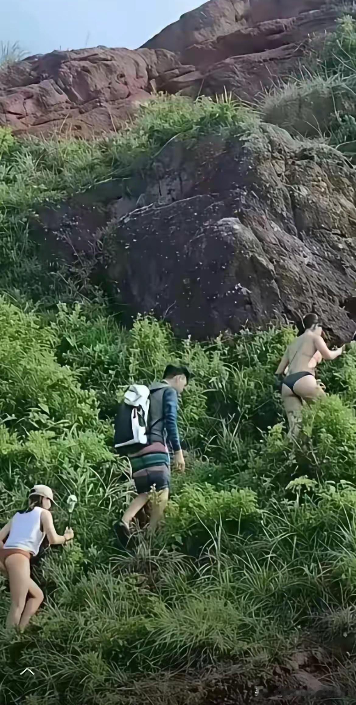 这样去爬山？今年的新潮流吗？