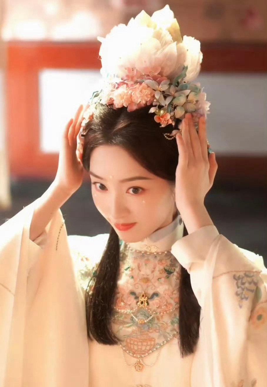 邓恩熙新剧美人一大跳花开锦绣高光造型上线！邓恩熙化身清雅花神，古韵氛围感直接拉满