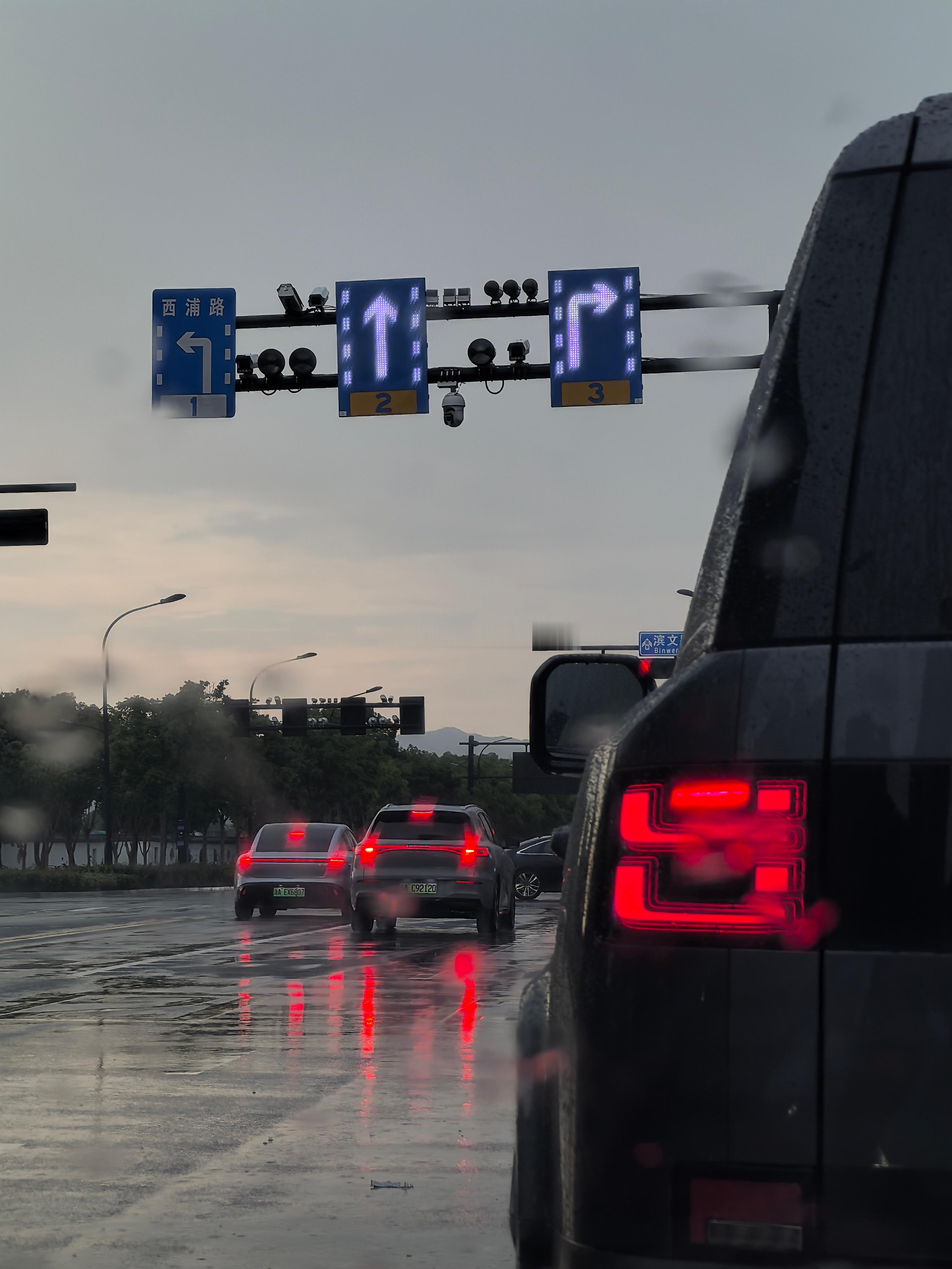 拍照的时候下雨乐台放的“轨迹”，绝搭了 