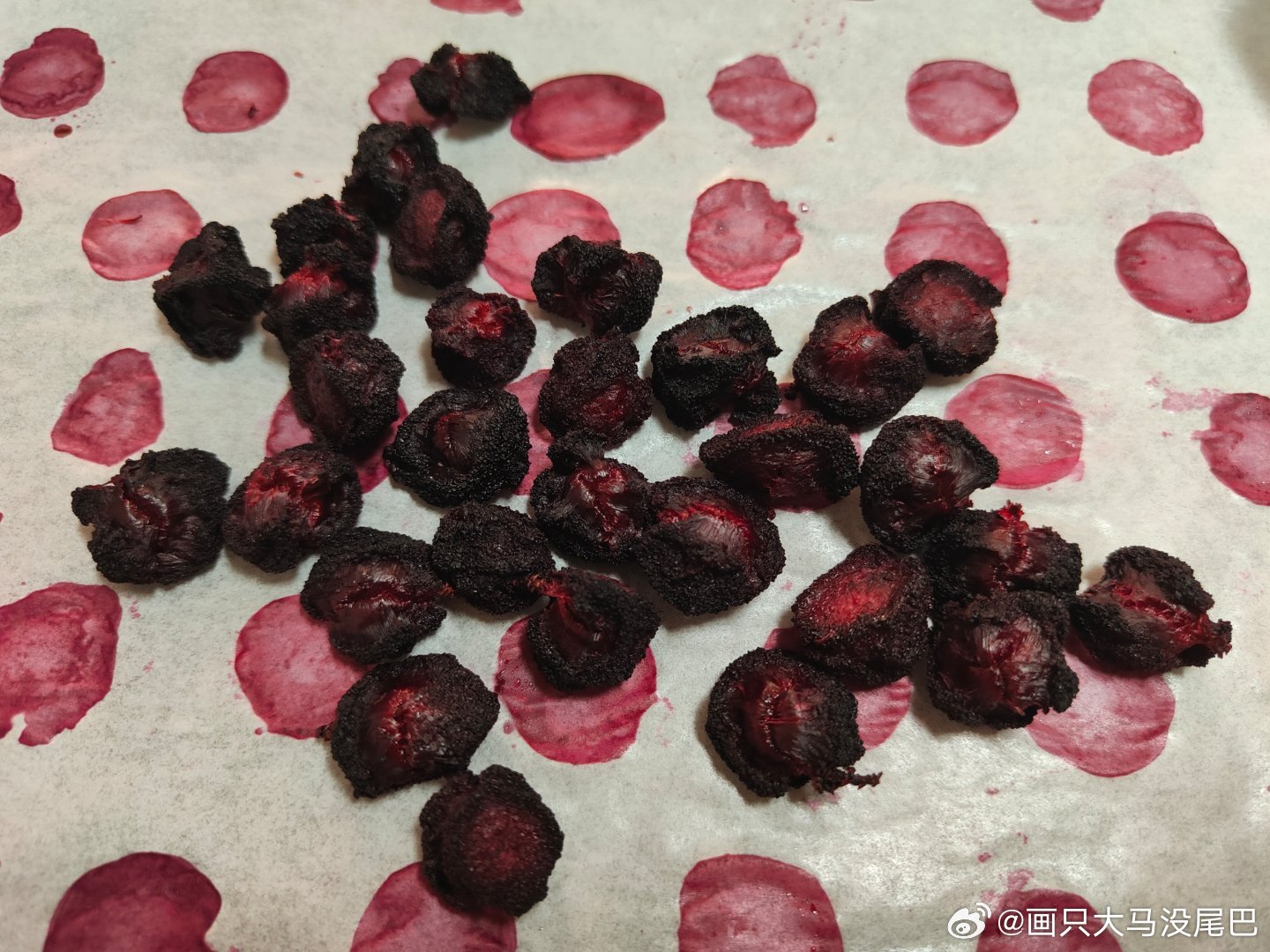 这一小瓶果干居然是用3斤左右杨梅做的！自己做了才知道果干贵有贵的道理。 