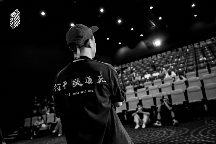 万千惠第一次以演员身份走红毯万千惠带作品走电影节红毯了 以前刷她日常，现在刷她红