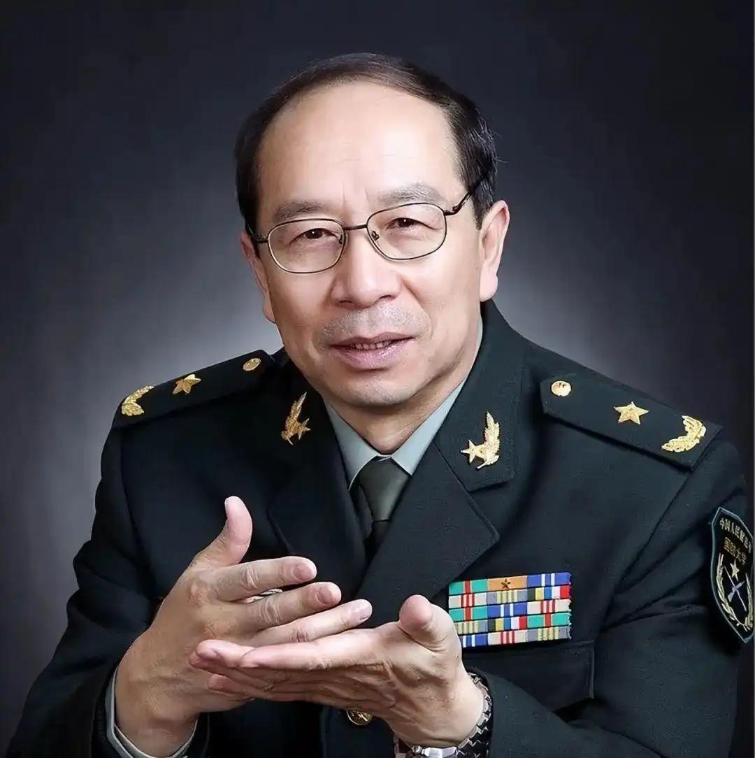 美国记者问金一南：“如果把中国2000亿的三峡大坝炸了，中国会怎么办？”金一南听