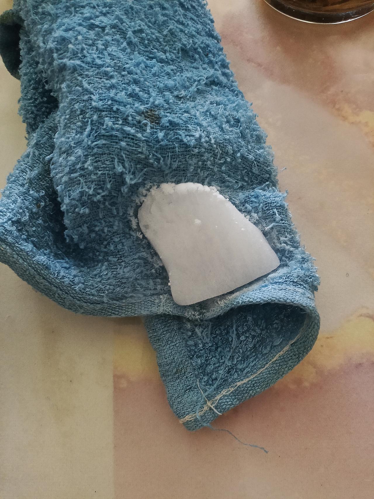 真的提醒大家不要用手去触摸干冰，
会受伤，

刚才烤肠到了，
里面有一袋干冰，