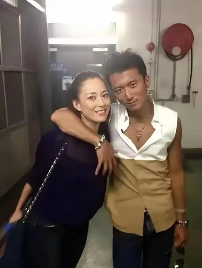 不让王菲省心的谢霆锋，搂着的这个女人又是谁啊？普通朋友吗？说什么王菲都不会信的！
