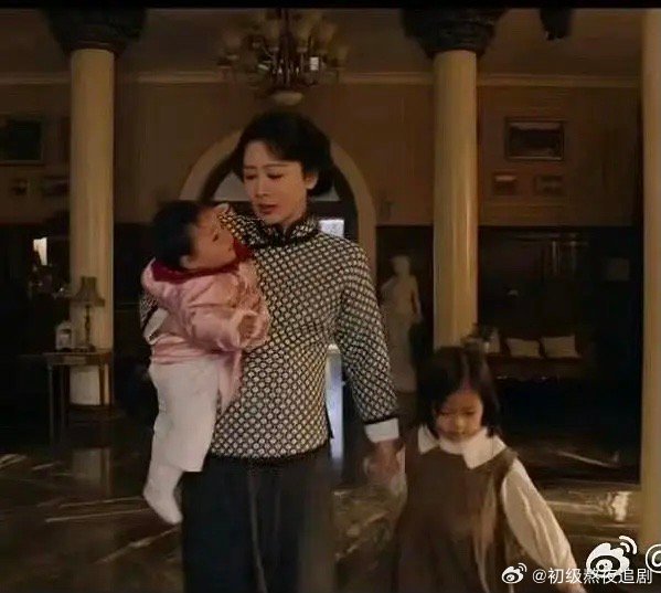 杨紫这么抱孩子，简直太不合适了 