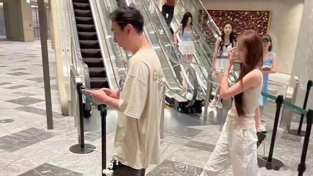 #王思聪和懒懒去抓娃娃了#网友拍到王思聪和懒懒去涩谷某地抓娃娃！！ 王思聪腋下已