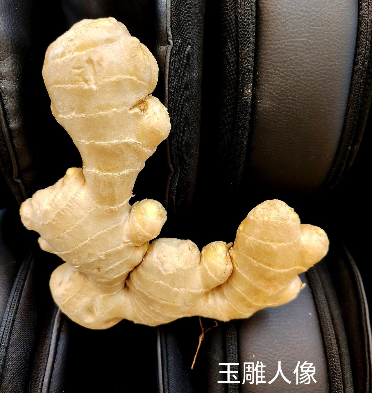 玉雕人像。

黄色玉石的一种。头部、颈部、身子部位分明。

前额凸显，眉眼清晰，