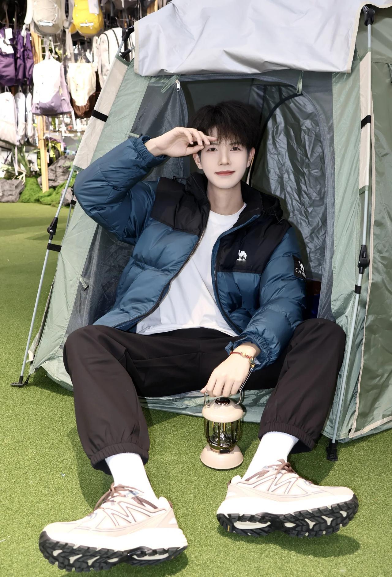 是谁穿到了王俊凯同款啊
浪漫生活的记录者 回到少年感穿撘 当然是当同款 少年感穿