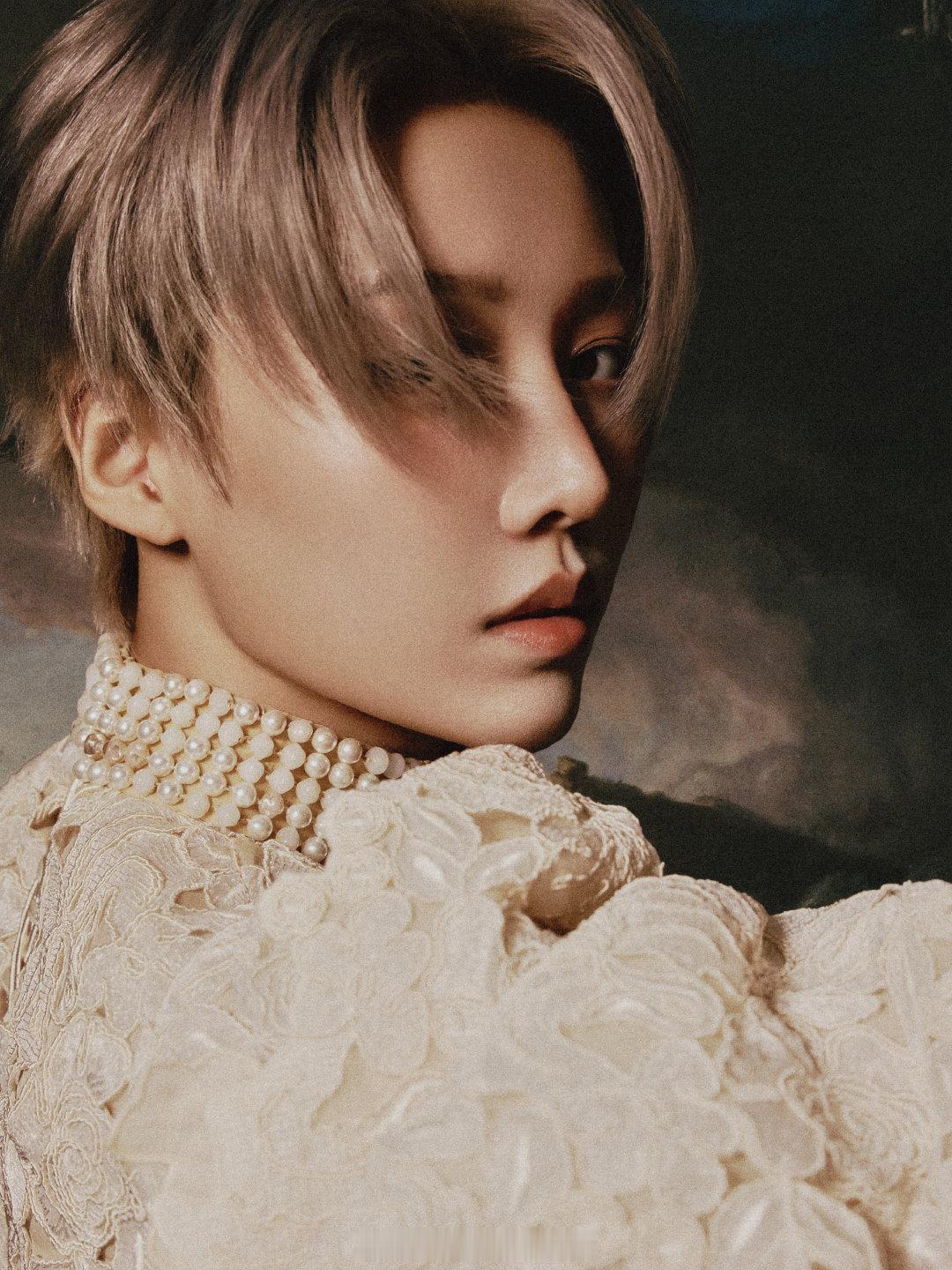 刘雨昕跨年晚会出图，身着Dior 1994秋冬古董礼服