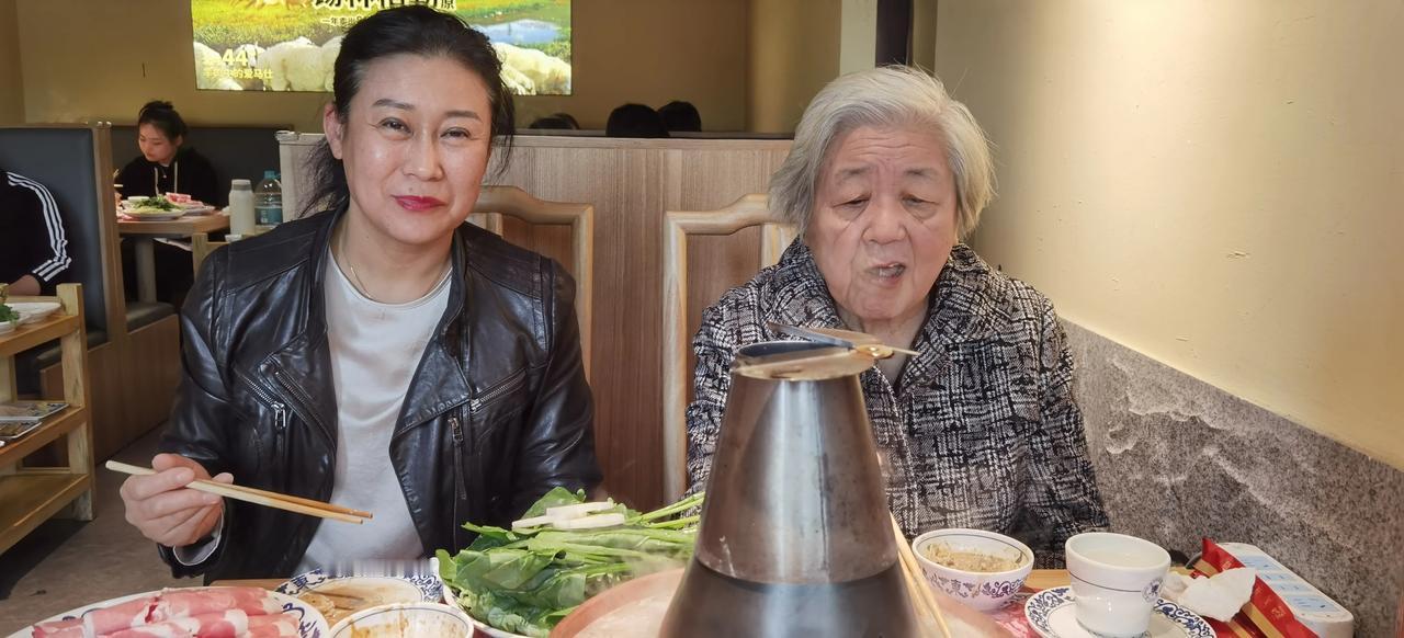 昨天一早睁开眼就看见手机里女儿的问候，“妈妈母亲节快乐！”一声问候就足够了，不用