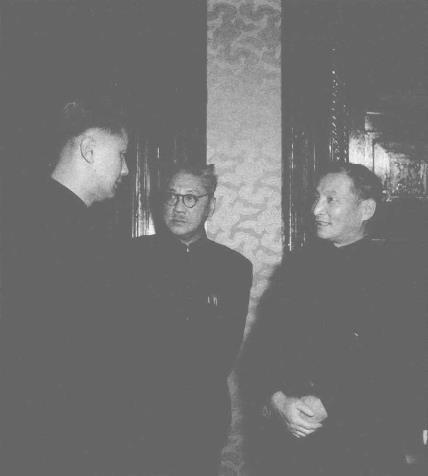 1956年1月25日，陈云和荣毅仁(左)、胡厥文(中)交谈