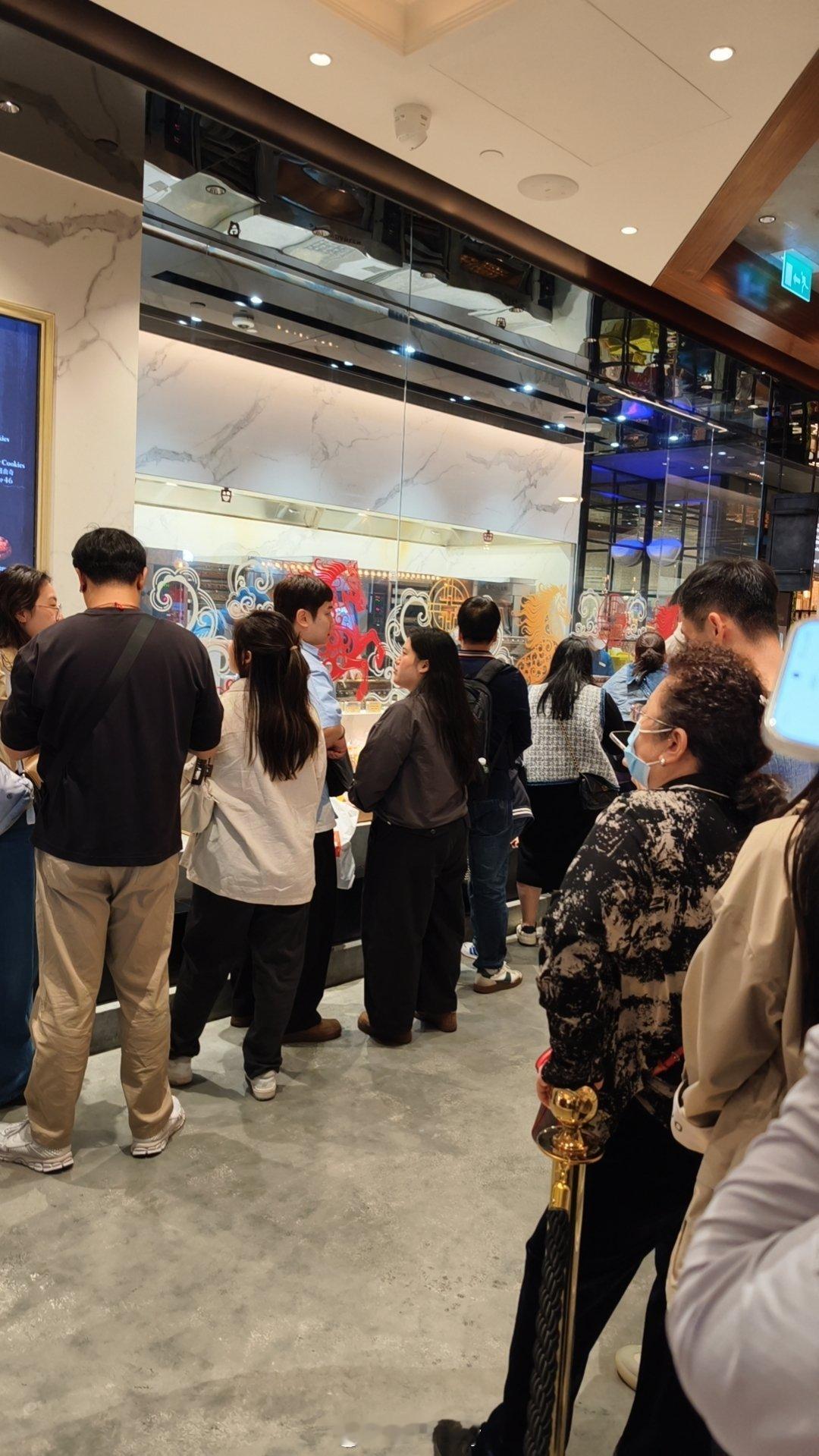 这家超火的蛋挞店也是吃到了看着队挺长但也还好 