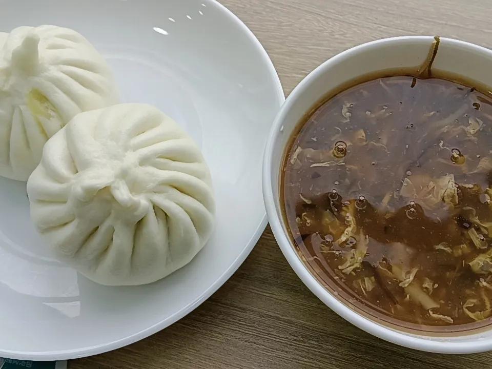 今天临沂下雪，老卜在成才路上吃包子，喝胡辣汤，这天气是真冷啊——卜之丁午饭记