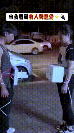 好一个250的电灯泡啊 ，

     这也太危险了，

   人家好歹燃起爱的