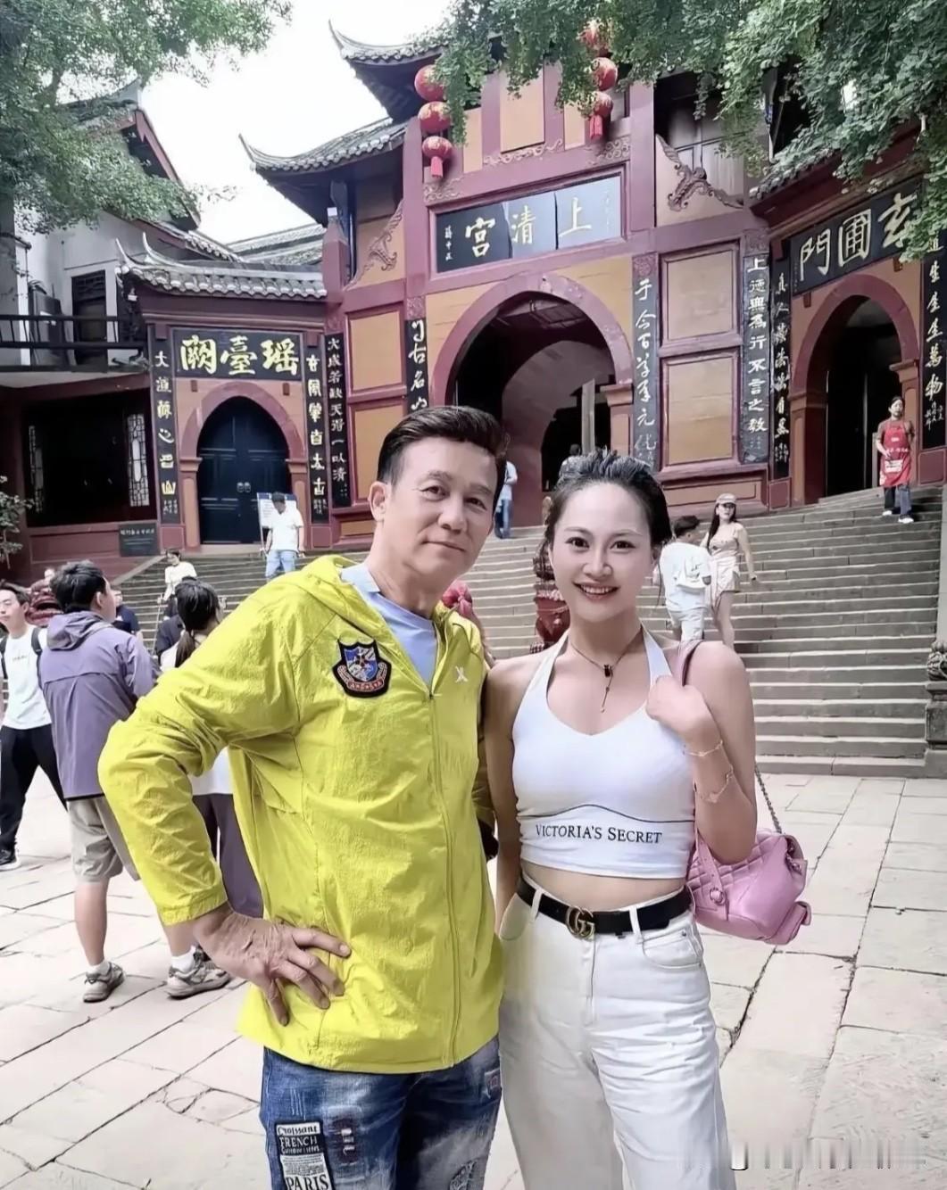 当年的男神也老了，发际线后移，颈纹明显，老的有点认不出了 。不过他还是跟苗侨伟一
