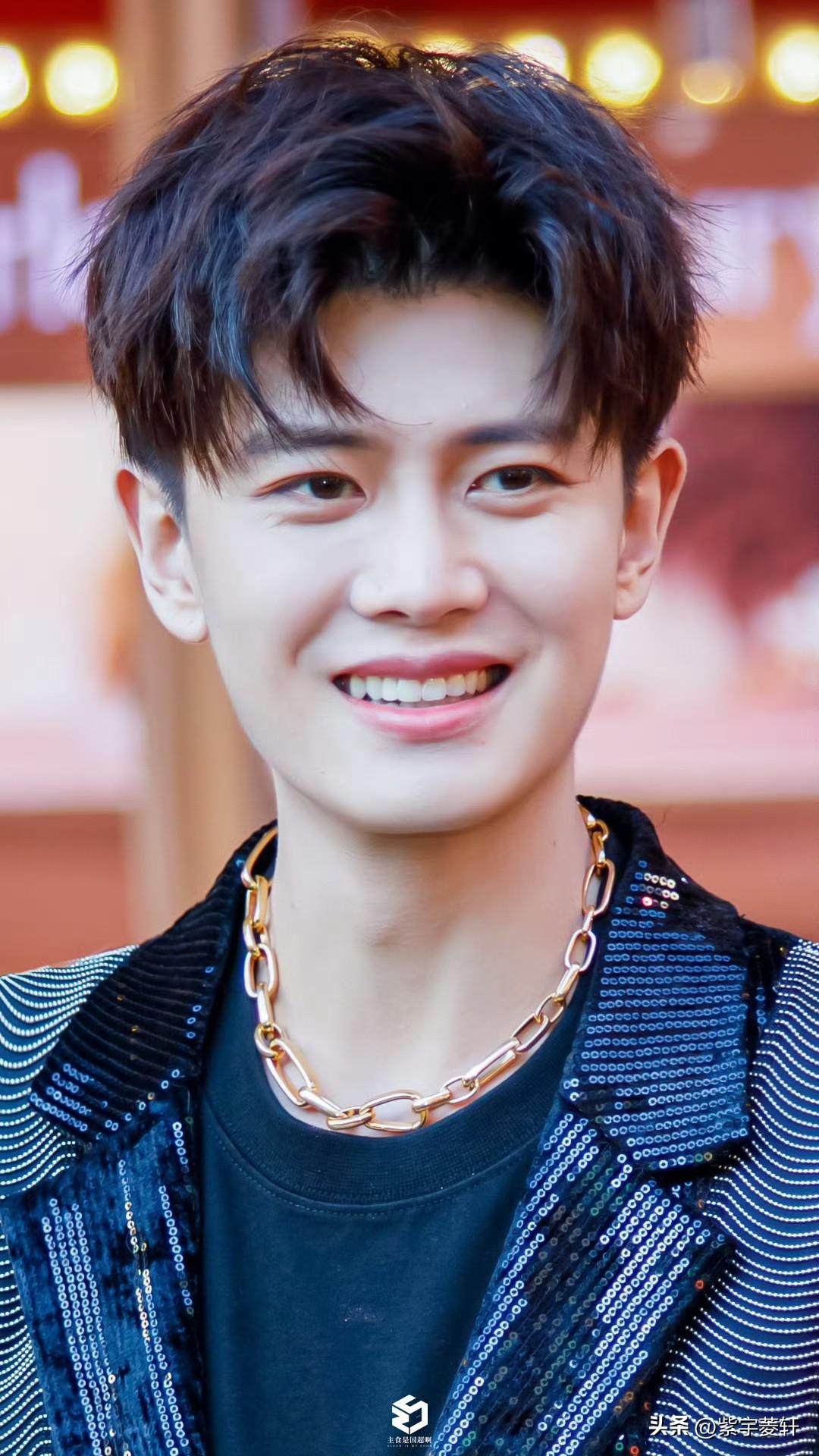 嘉人们你们现在是想任嘉伦多一点，还是想口袋多一点，还是想知道任嘉伦的头发多一点，