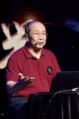 一次，记者问金一南：“为什么英国宁愿归还富得流油的香港，却以损失6艘军舰、10多