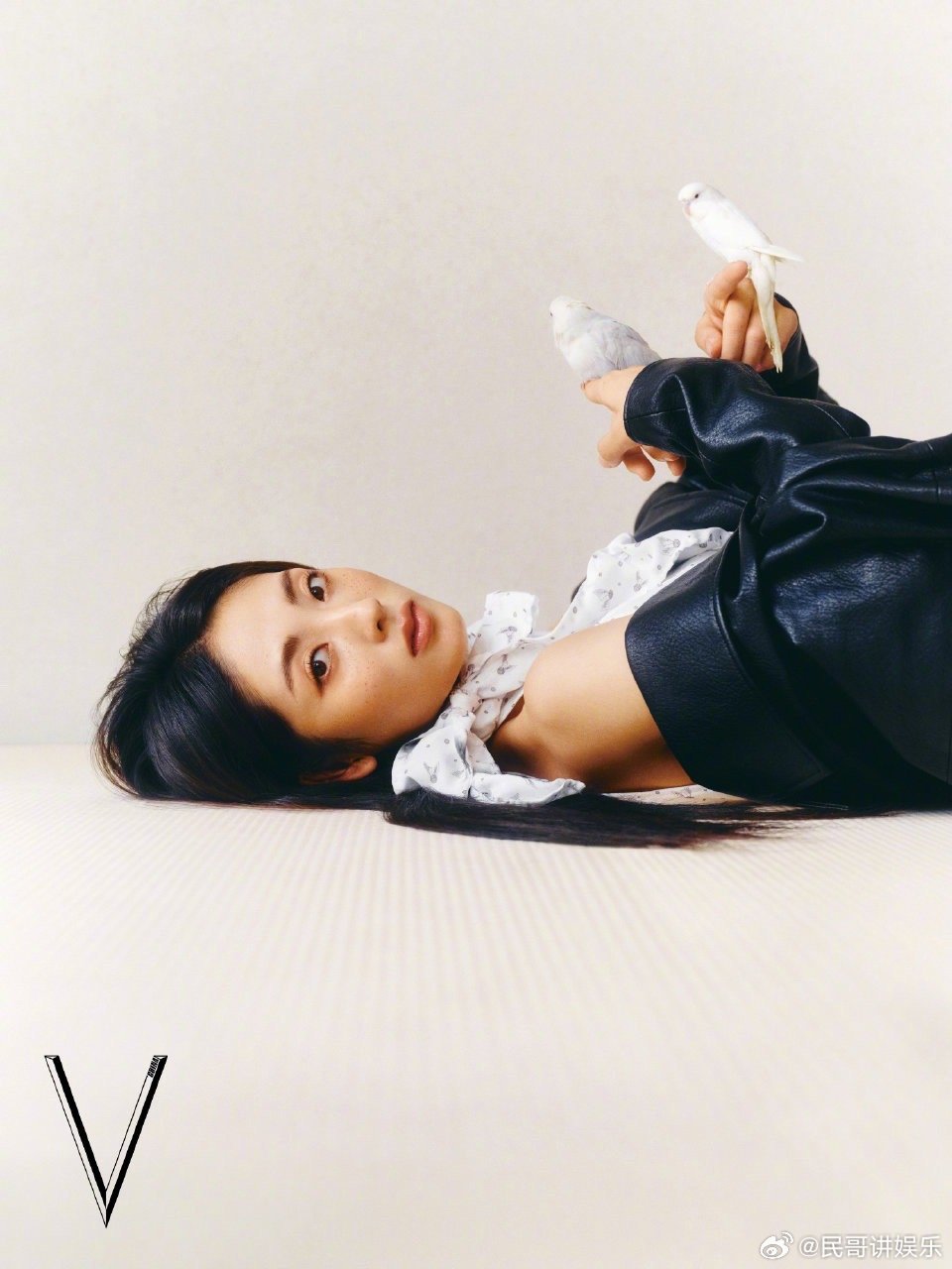 邢菲有恶女那味了 简约穿搭衬出超强气场，新杂志妆造慵懒冷艳，满屏“不好惹”的恶女